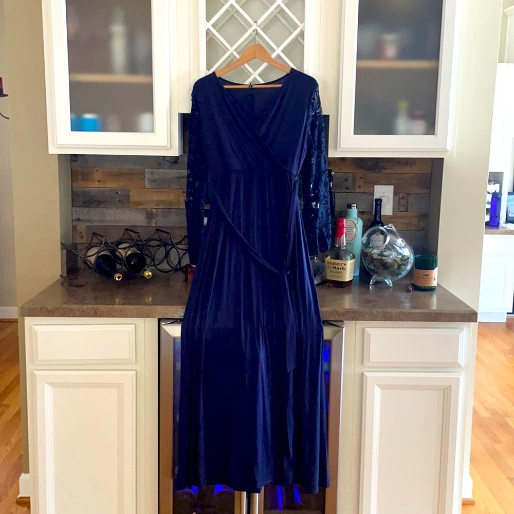Long lightweight dress with lace sleeves